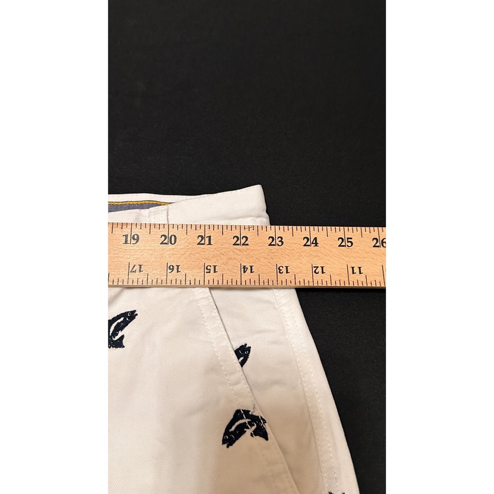 IZOD Saltwater Mens 46 White Navy Fish Embroidered Flat Front Chino Shorts - Picture 7 of 8